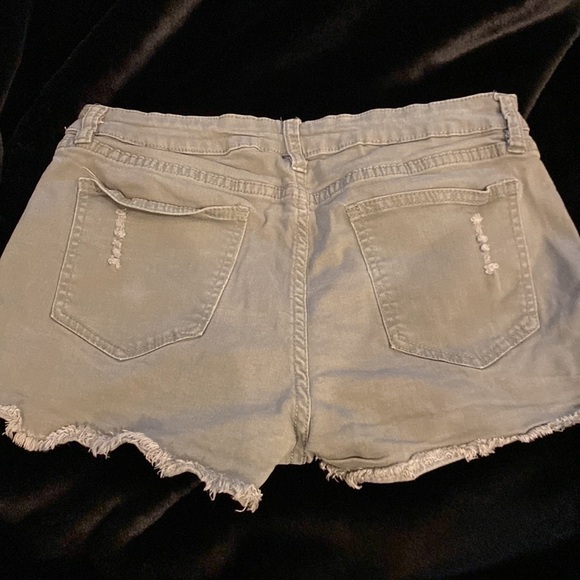 🔥 2/$20 Angel Kiss Military green super stretch distressed jean shorts size 30 - Picture 3 of 9